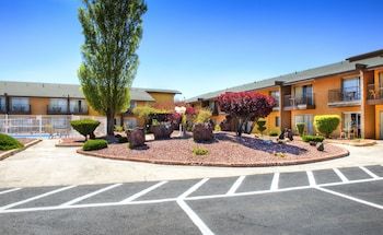 Hotel Rodeway Inn & Suites