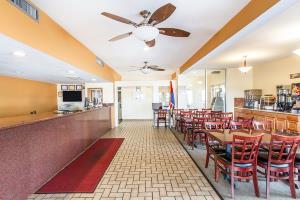 Hotel Rodeway Inn & Suites
