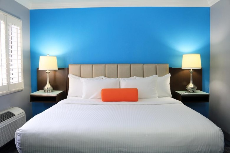 Blvd Hotel & Suites