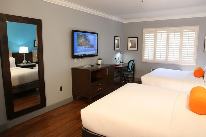 Blvd Hotel & Suites