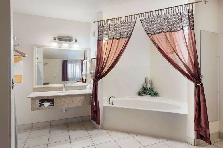 Hotel Quality Inn & Suites