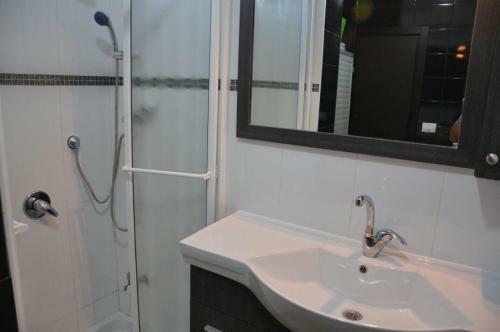 Isramax Jerusalem Apartment In Bat-yam