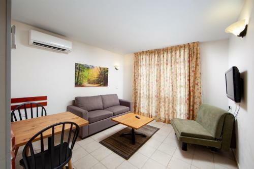 Lodge Shoresh Green Hills