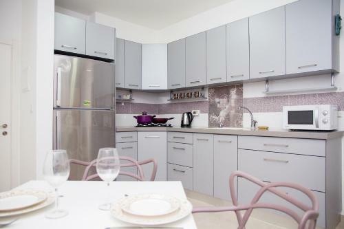 Gk Apartment Ben Gurion St.