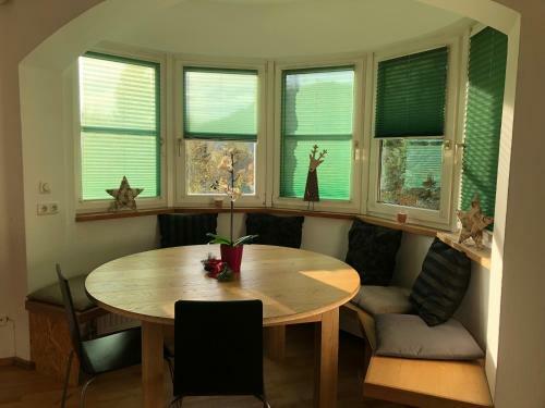 Jack's Lake & Mountain (jlm) Hostel