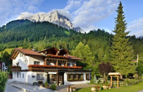 Berghaus Halali - Dein Kleines Hotel An Der Zugspitze