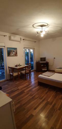Hostal Apartman Carine