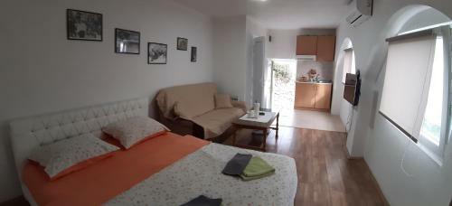 Hostal Apartman Carine