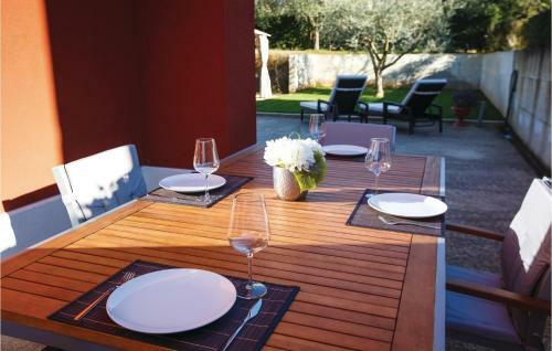 Two-bedroom Apartment Novigrad 05