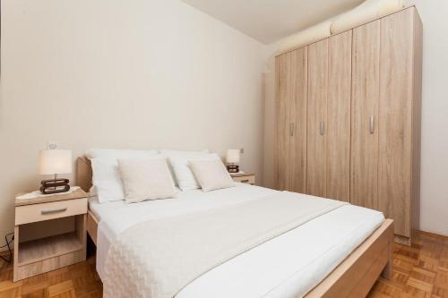 Apartment Lumbarda 10049a