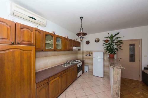 Three-bedroom Apartment In Dramalj V