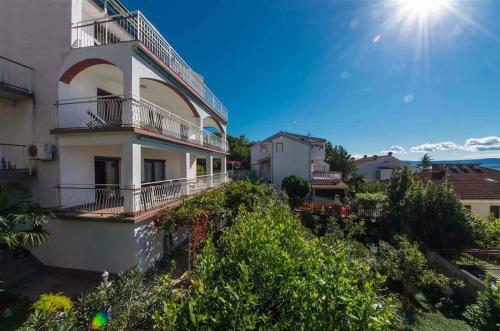 Three-bedroom Apartment In Dramalj V