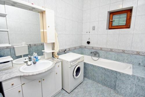 Apartments With A Parking Space Vinisce (trogir) - 5978