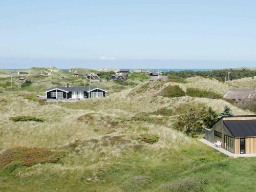 Two-bedroom Holiday Home In Blokhus 3