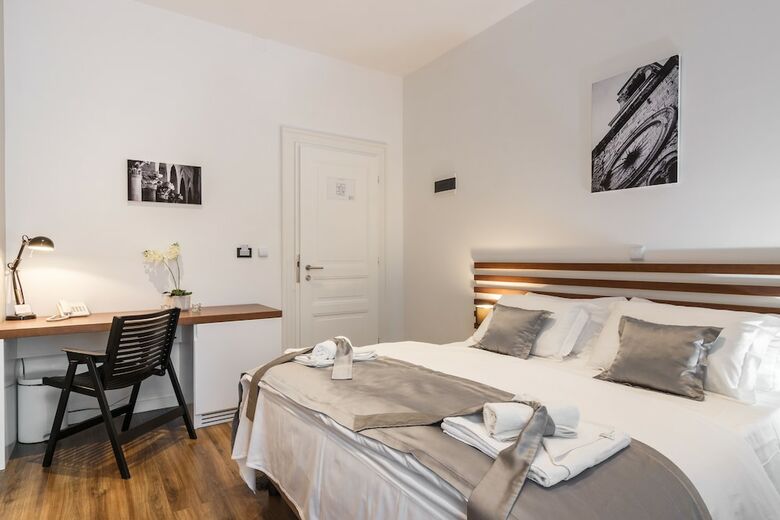 Hostal Prima Luxury Rooms