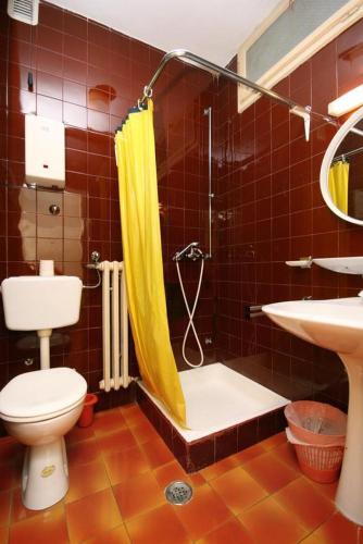 Apartments And Rooms With Parking Space Makarska - 6644