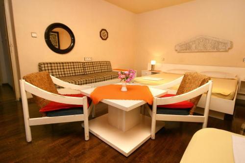 Apartments And Rooms With Parking Space Makarska - 6644