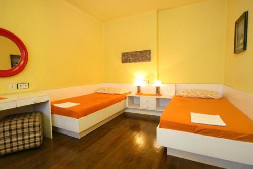 Apartments And Rooms With Parking Space Makarska - 6644