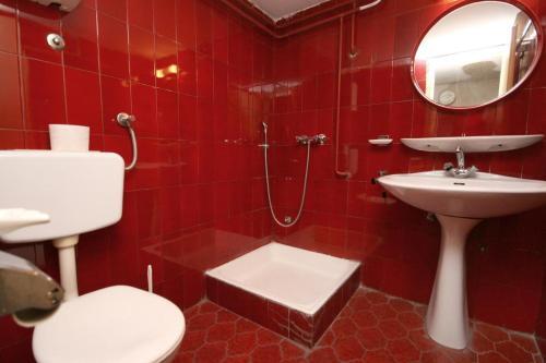 Apartments And Rooms With Parking Space Makarska - 6644