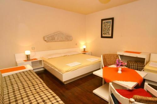 Apartments And Rooms With Parking Space Makarska - 6644