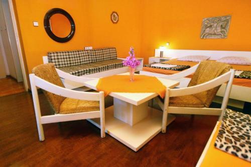 Apartments And Rooms With Parking Space Makarska - 6644