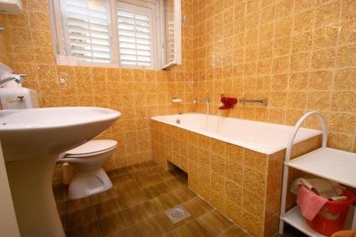 Apartments And Rooms With Parking Space Makarska - 6644