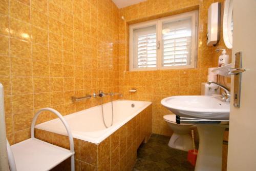 Apartments And Rooms With Parking Space Makarska - 6644