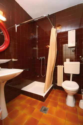 Apartments And Rooms With Parking Space Makarska - 6644