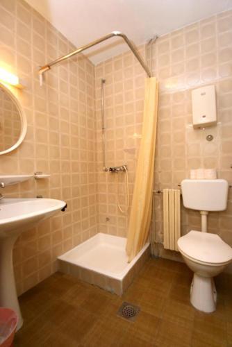 Apartments And Rooms With Parking Space Makarska - 6644