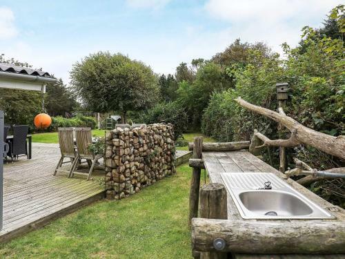 Cozy Cottage In L Kken With Large Garden