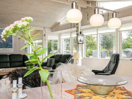 Cozy Cottage In L Kken With Large Garden