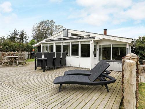Cozy Cottage In L Kken With Large Garden