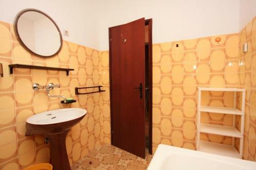 Apartments With A Parking Space Mirca (brac) - 728