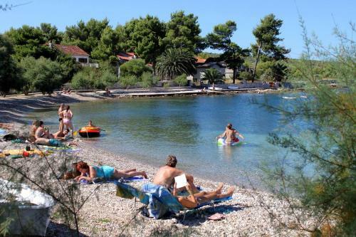 Apartments With A Parking Space Mirca (brac) - 728