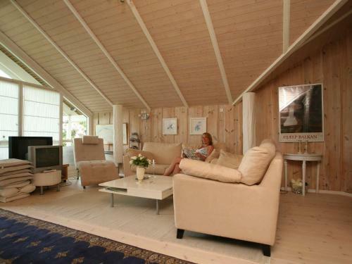 Three-bedroom Holiday Home In Dronningm�lle 5