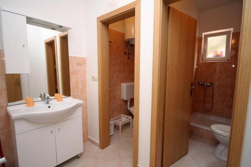 Apartments With A Parking Space Palit (rab) - 5028