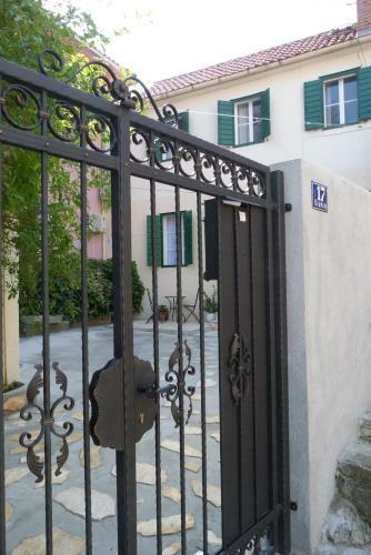 Hostal Guest House Leta