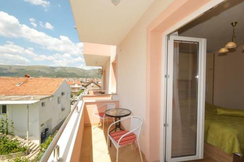 Hostal Apartments Belas