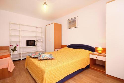 Apartments With A Parking Space Hvar - 4004