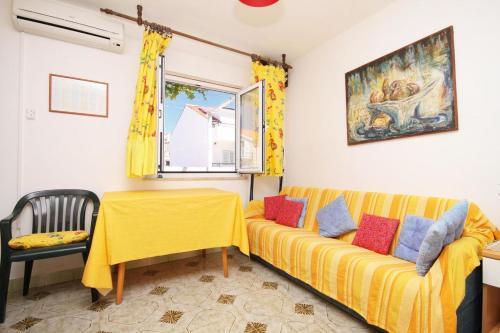 Apartments With A Parking Space Hvar - 4004
