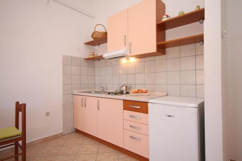 Apartments With A Parking Space Hvar - 4004
