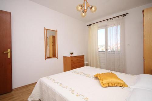 Apartments With A Parking Space Hvar - 4004