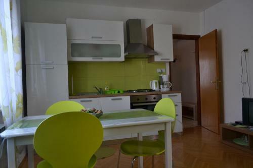 Apartments Pelo?a