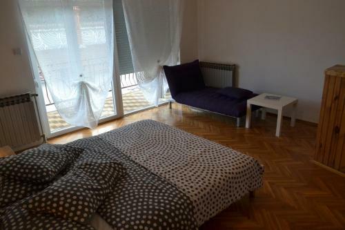 Apartments Pelo?a