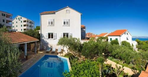 Villa Holiday Home Lukrecia