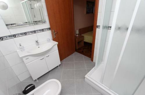 Hostal Apartments Casa Menis