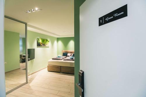 Hostal The Place Apartments Hebrangova