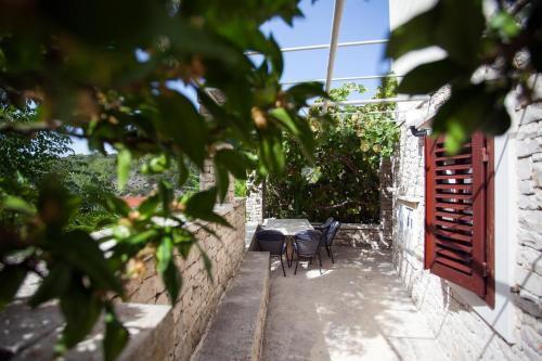 Apartments With A Parking Space Pucisca (brac) - 756
