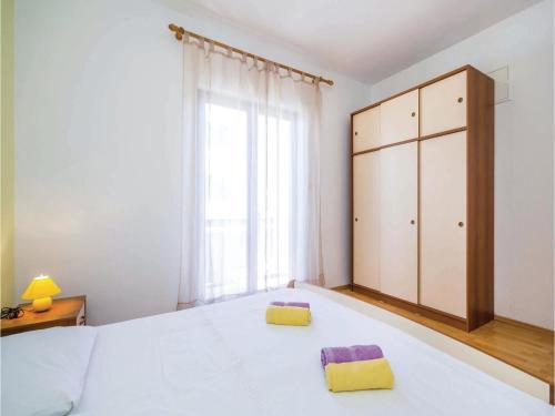 Two-bedroom Apartment Supetarska Draga 04