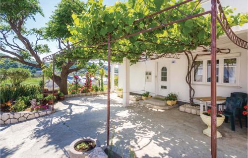 Two-bedroom Apartment Supetarska Draga 04